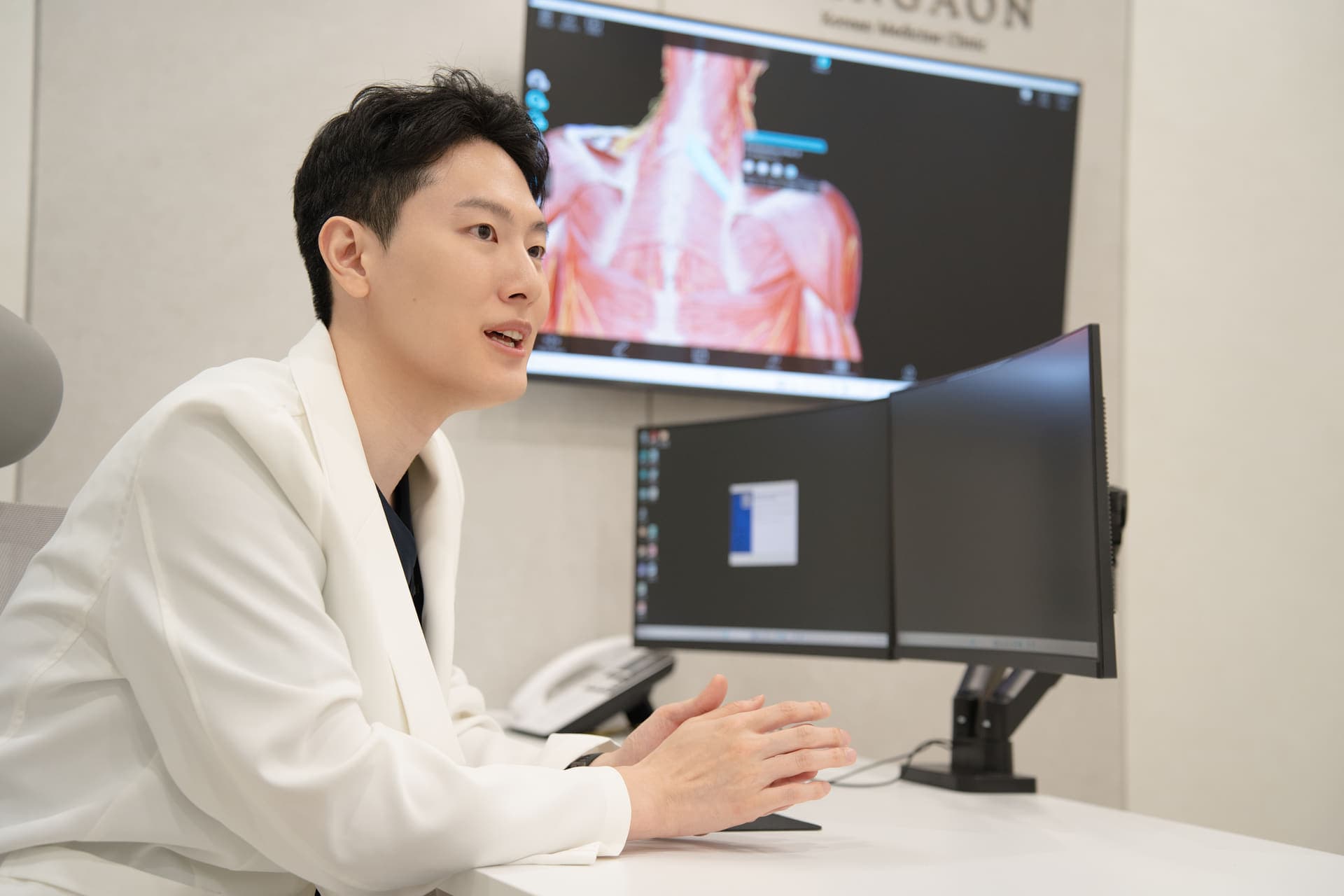 환자를 진료하는 원장의 상담 모습
