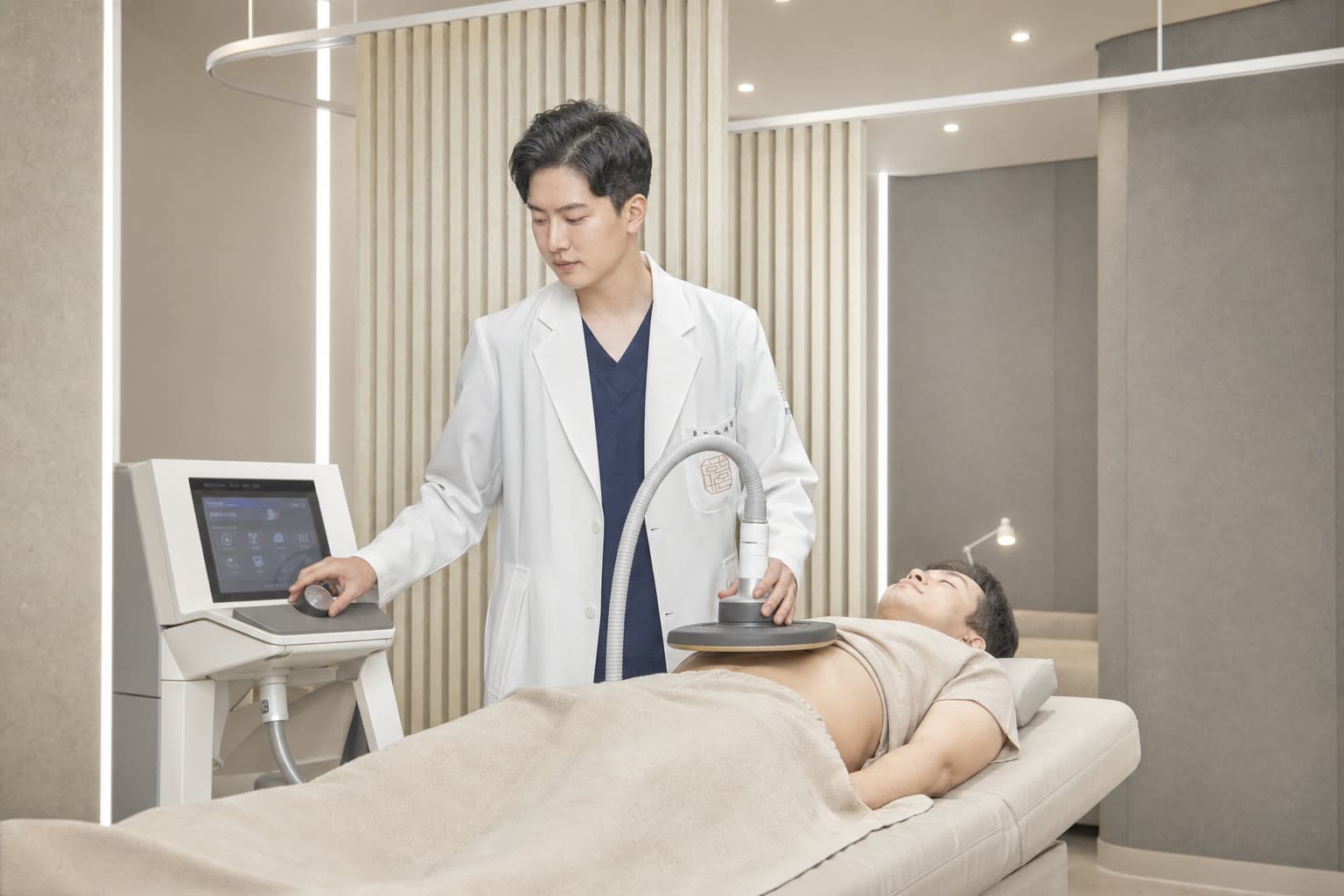 고주파 온열치료 장비로 항암 보조치료를 진행하는 모습
