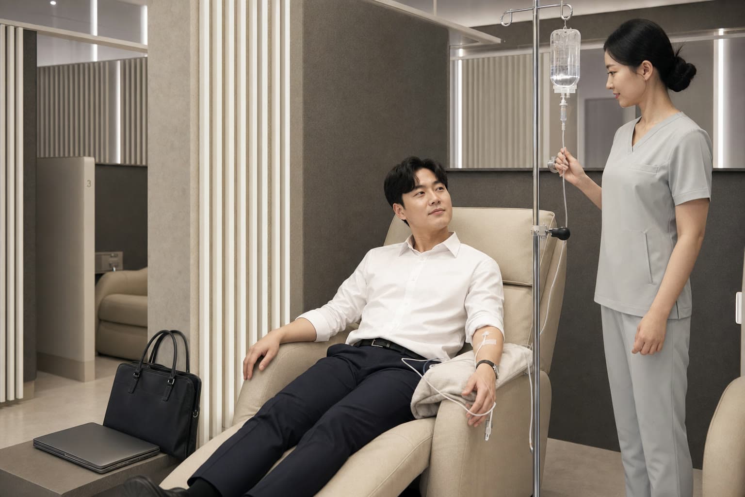 피로 회복 치료를 받으며 편안하게 쉬는 환자