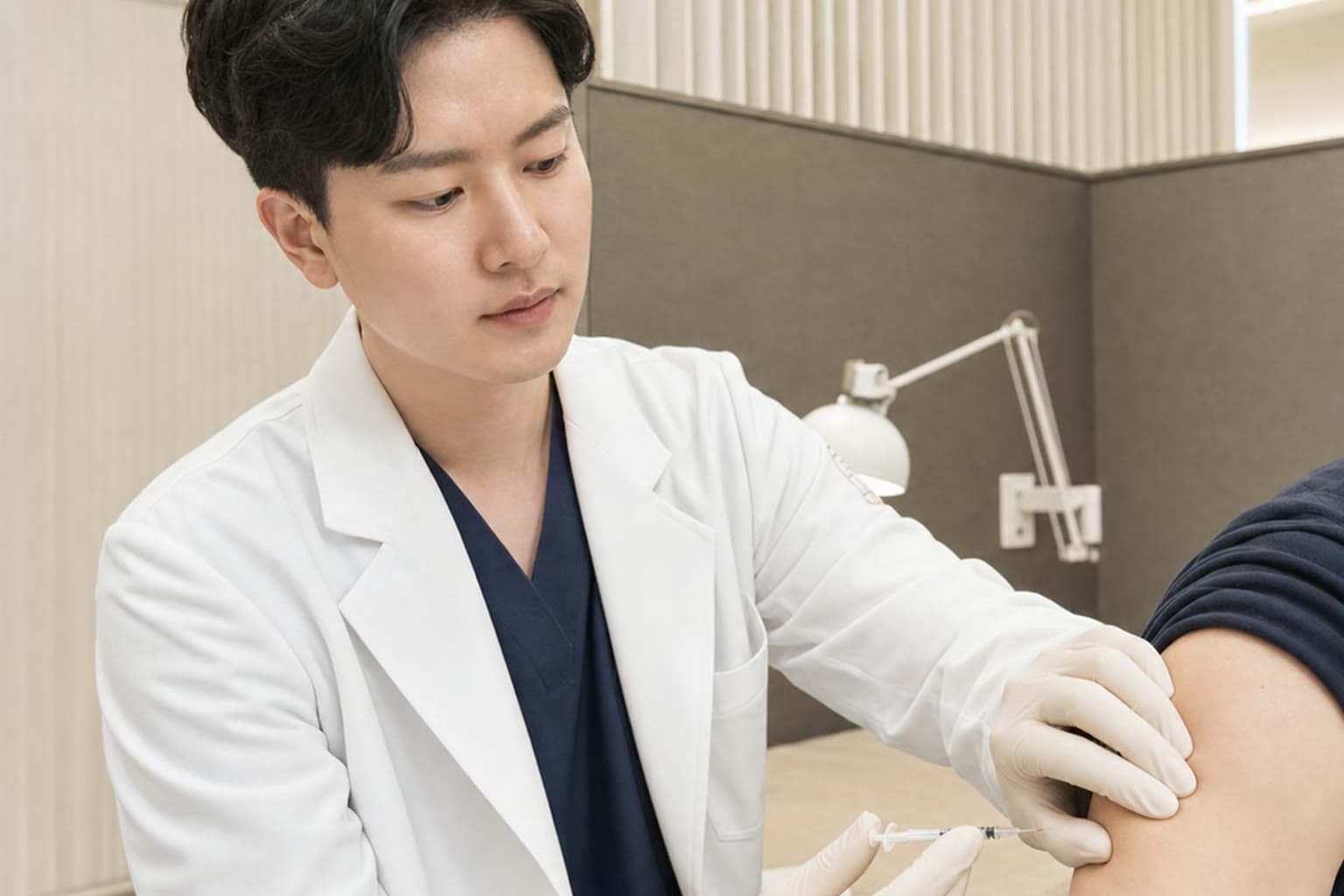 상완에 미슬토 피하주사를 시행하는 모습