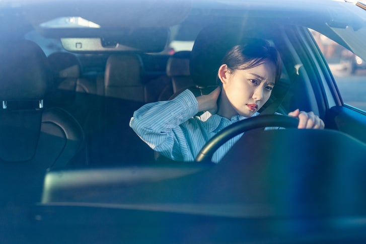교통사고 후유증으로 인해 목과 허리 통증을 겪는 모습을 나타낸 이미지