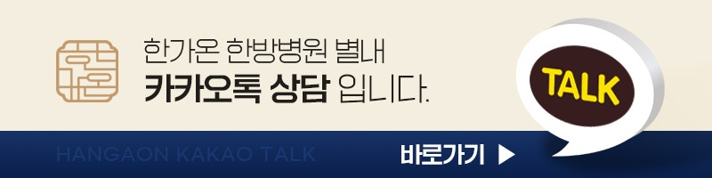 진료 접수 및 안내를 돕는 병원 로비 전경